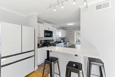 $309,000 | 204 Woodlawn Drive, Mundelein, IL 60060