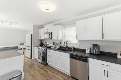 $309,000 | 204 Woodlawn Drive, Mundelein, IL 60060