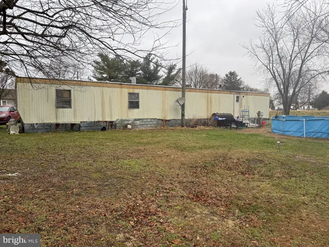 a view of a yard with a house