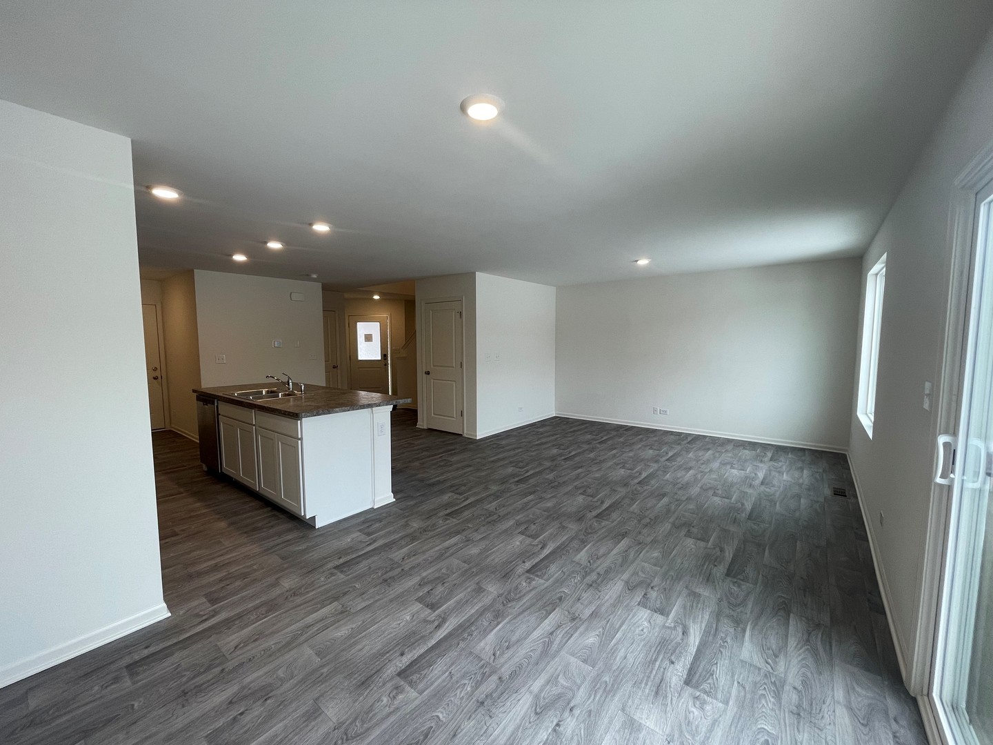 786 Westbury Drive Cary, IL 60013 - Photo 6 of 31 a view of kitchen with microwave and stove