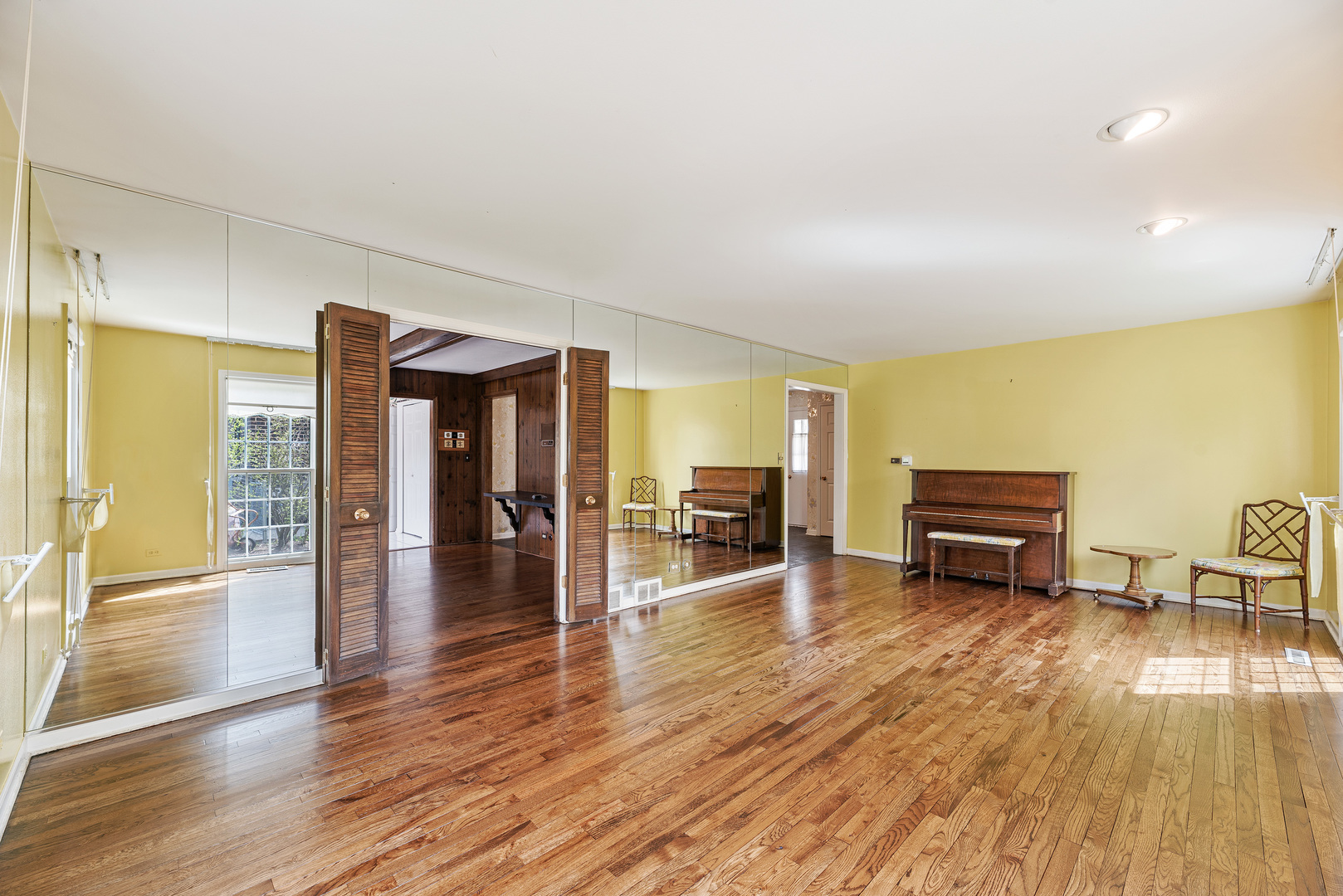3210 Old Mill Road Northbrook, IL 60062 - Photo 17 of 41 a living room with furniture and wooden floor