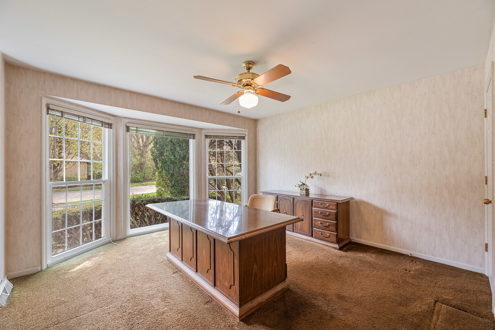 3210 Old Mill Road Northbrook, IL 60062 - Photo 24 of 41 a living room with furniture and a flat screen tv