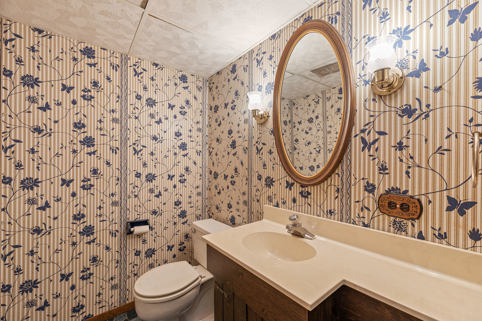 3210 Old Mill Road Northbrook, IL 60062 - Photo 36 of 41 a bathroom with a sink a toilet and a mirror