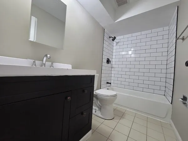 $2,200 | 43 West Ann Street, Unit 2, Lombard, IL 60148