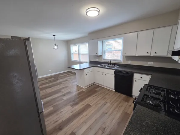 $2,200 | 43 West Ann Street, Unit 2, Lombard, IL 60148