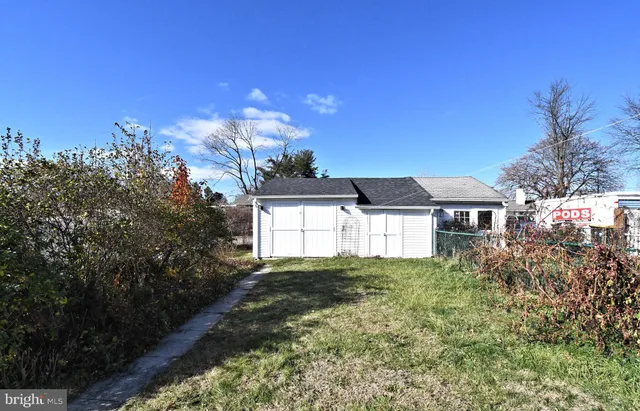 a view of a yard in front of house