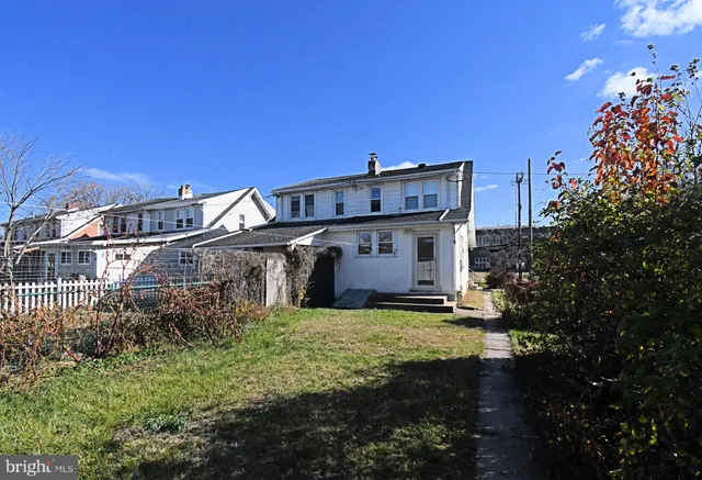 a view of a house with backyard and garden
