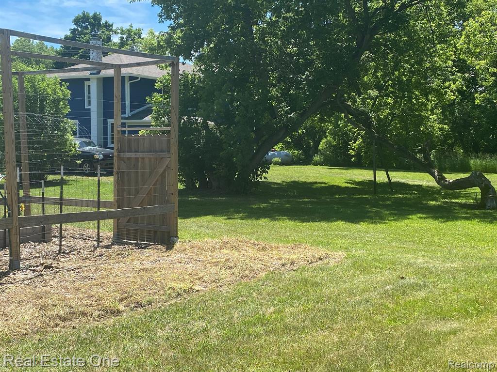1561 North Hickory Ridge Road Highland, MI 48357 - Photo 35 of 39