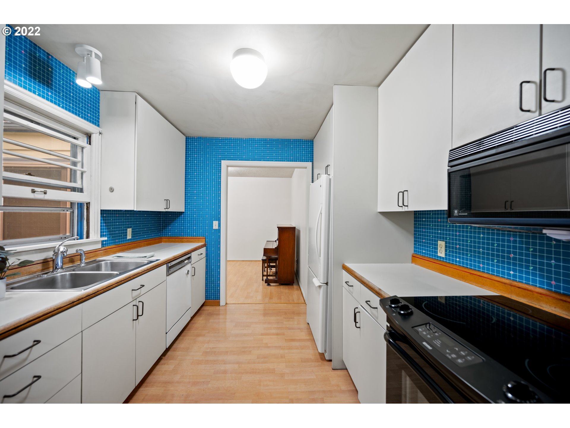 3025 Southwest Flower Terrace Portland, OR 97239 - Photo 13 of 31 Kitchen