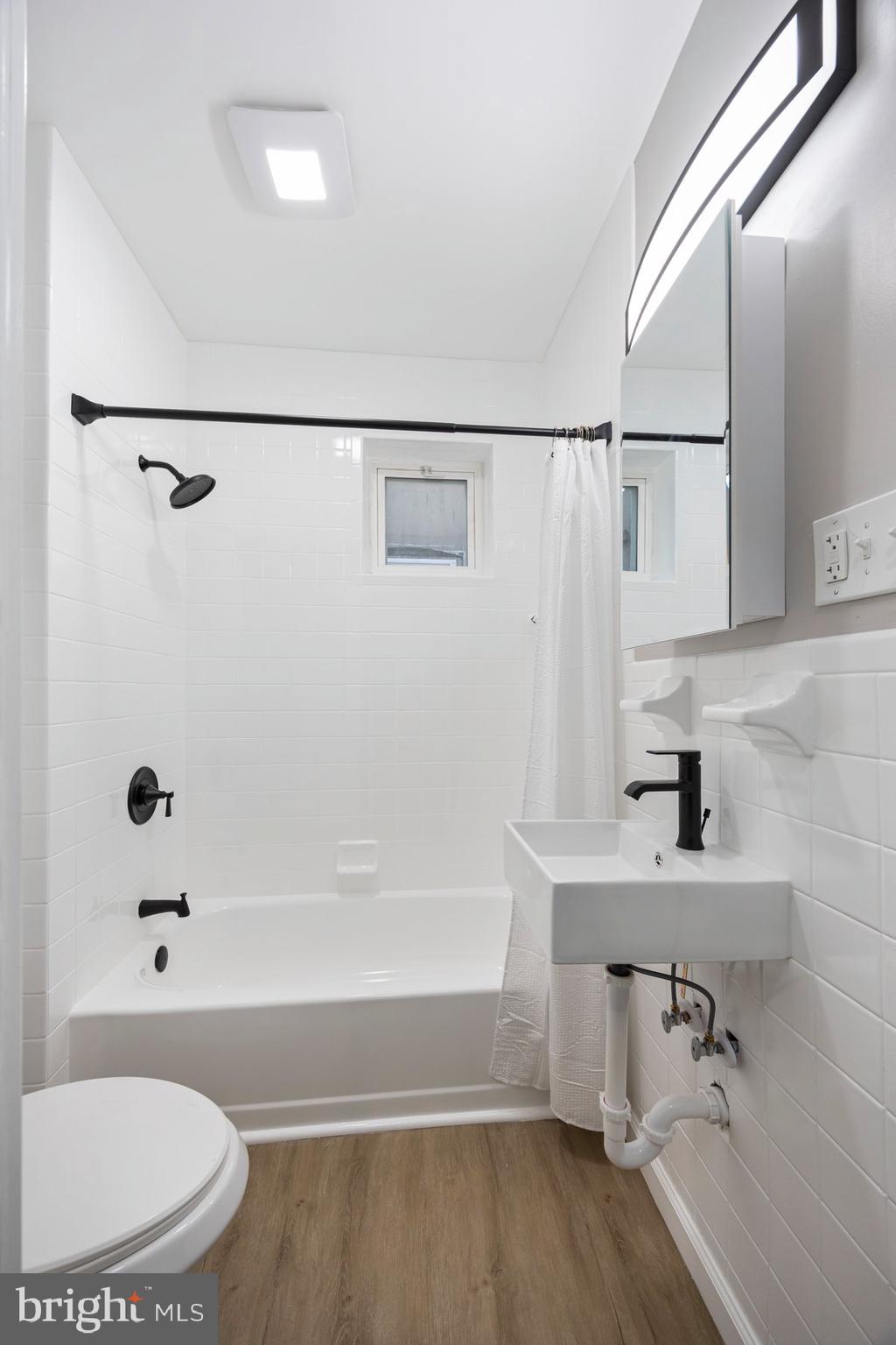 3611 Chestnut Avenue Baltimore, MD 21211 - Photo 28 of 38 a bathroom with a bathtub and a sink