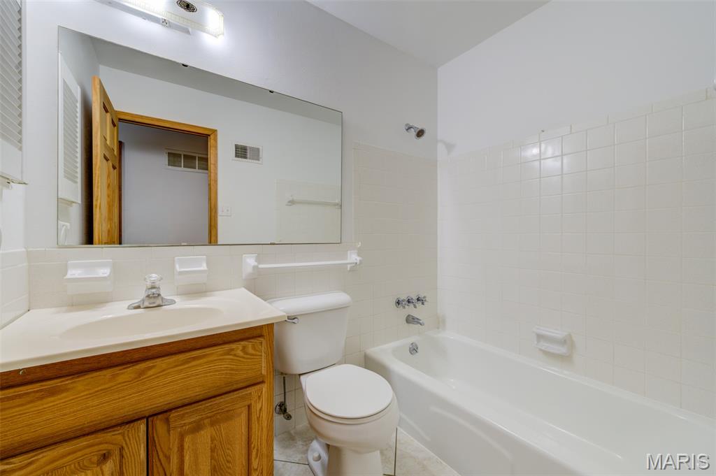 12071 Ameling Road Maryland Heights, MO 63043 - Photo 16 of 32