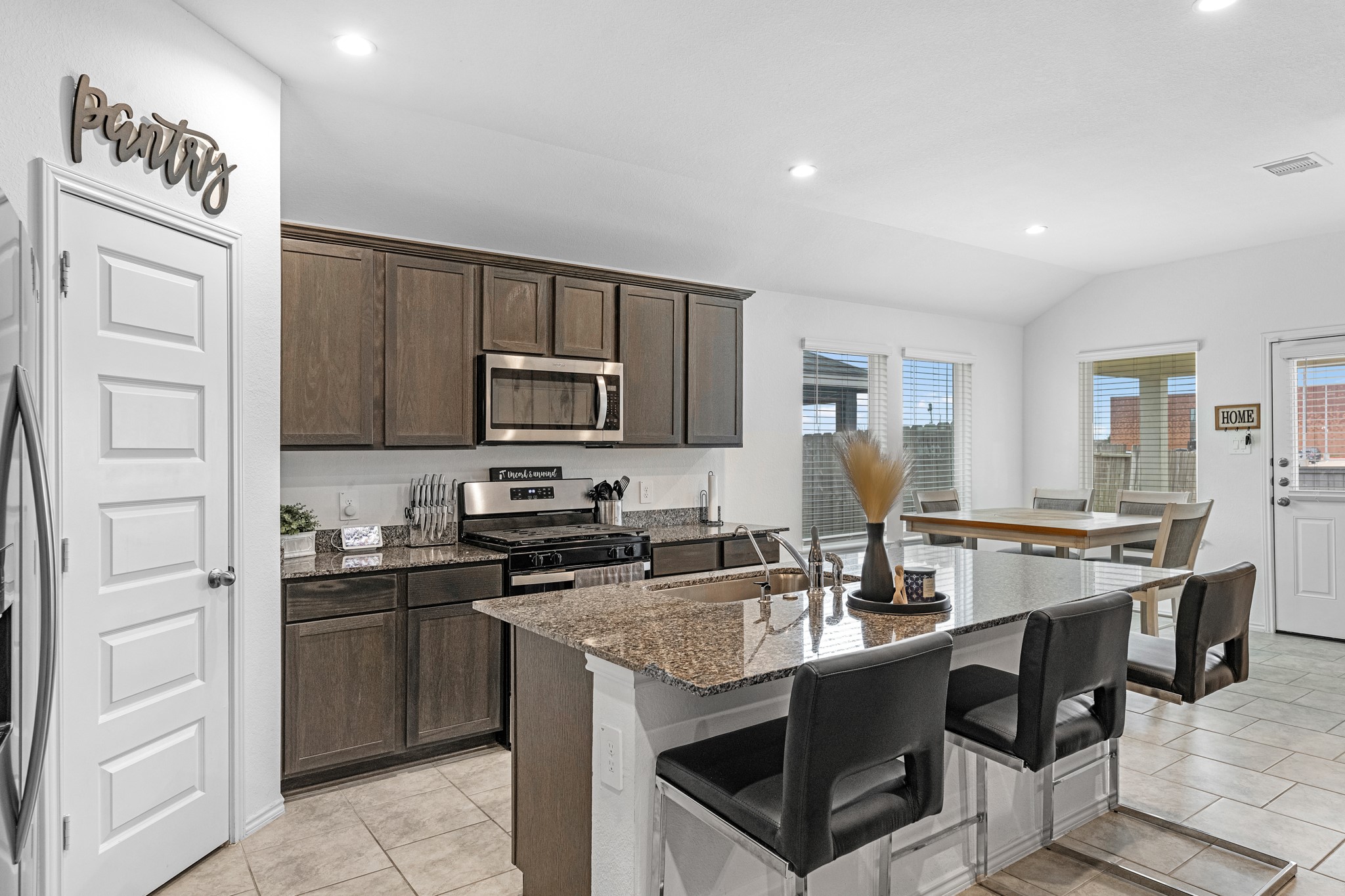 7534 Cynomys Court Rosharon, TX 77583 - Photo 7 of 35 Kitchen with island.