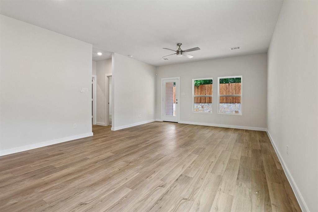 359 Declan Street Springtown, TX 76082 - Photo 4 of 38
