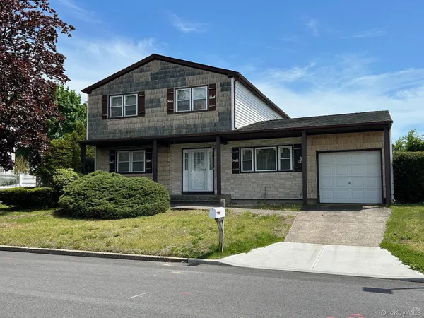 $674,990 | 4 Dougbeth Drive, Ronkonkoma, NY 11779