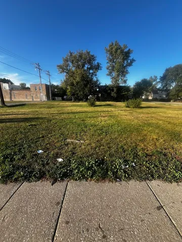 a view of a yard with an empty space