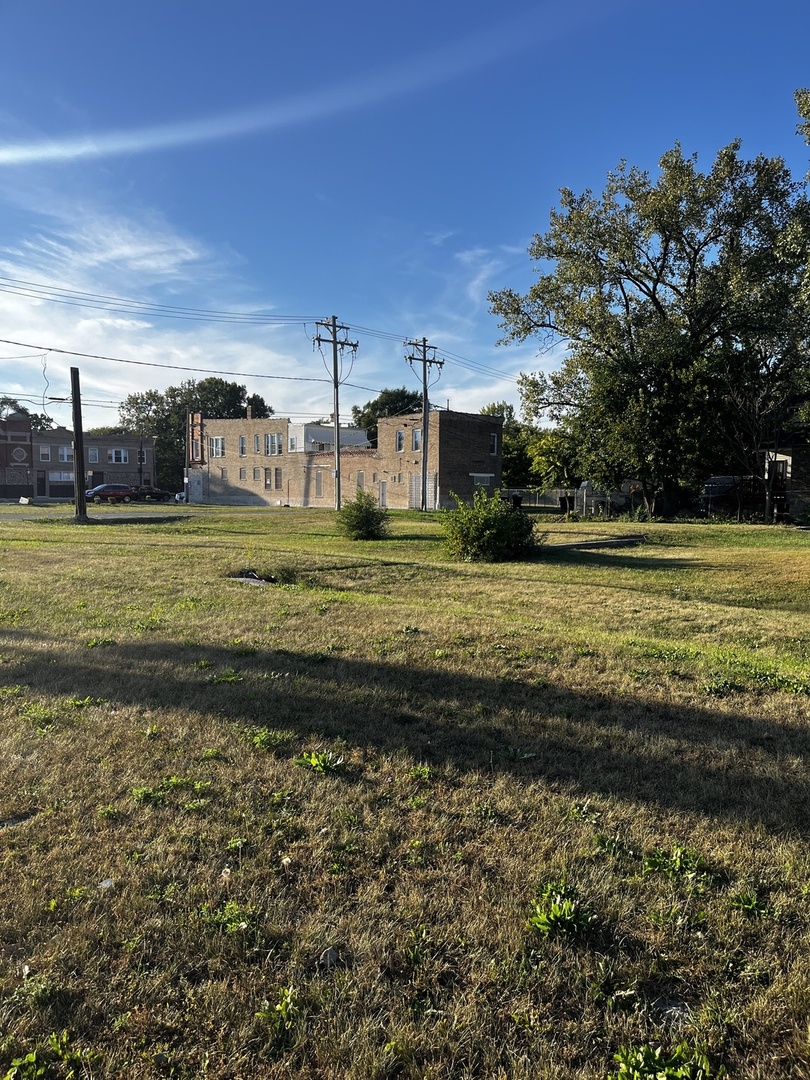 6844 South May Street Chicago, IL 60621 - Photo 3 of 4 a view of a big yard next to a yard