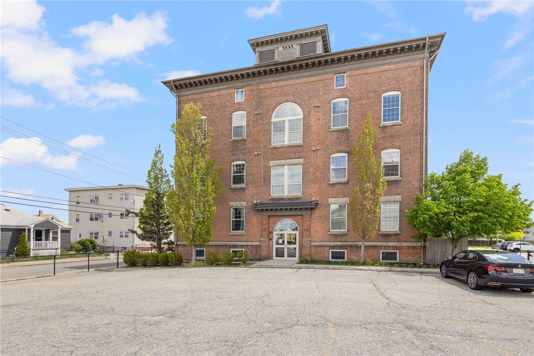 39 Webster Street, Unit 101 Pawtucket, RI 02860 - Photo 4 of 25 Gallery Image 4