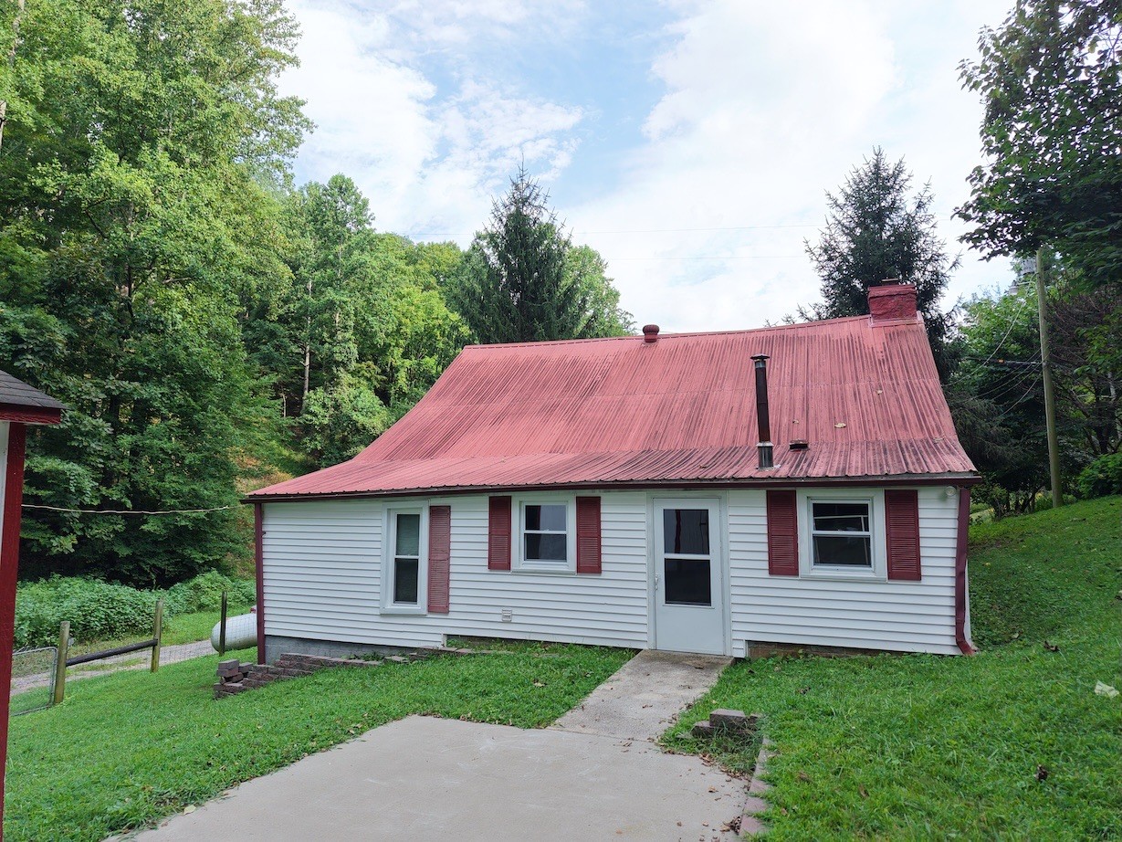 546 Womack Hollow Road Liberty, TN 37095 - Photo 7 of 43 a front view of a house with a garden