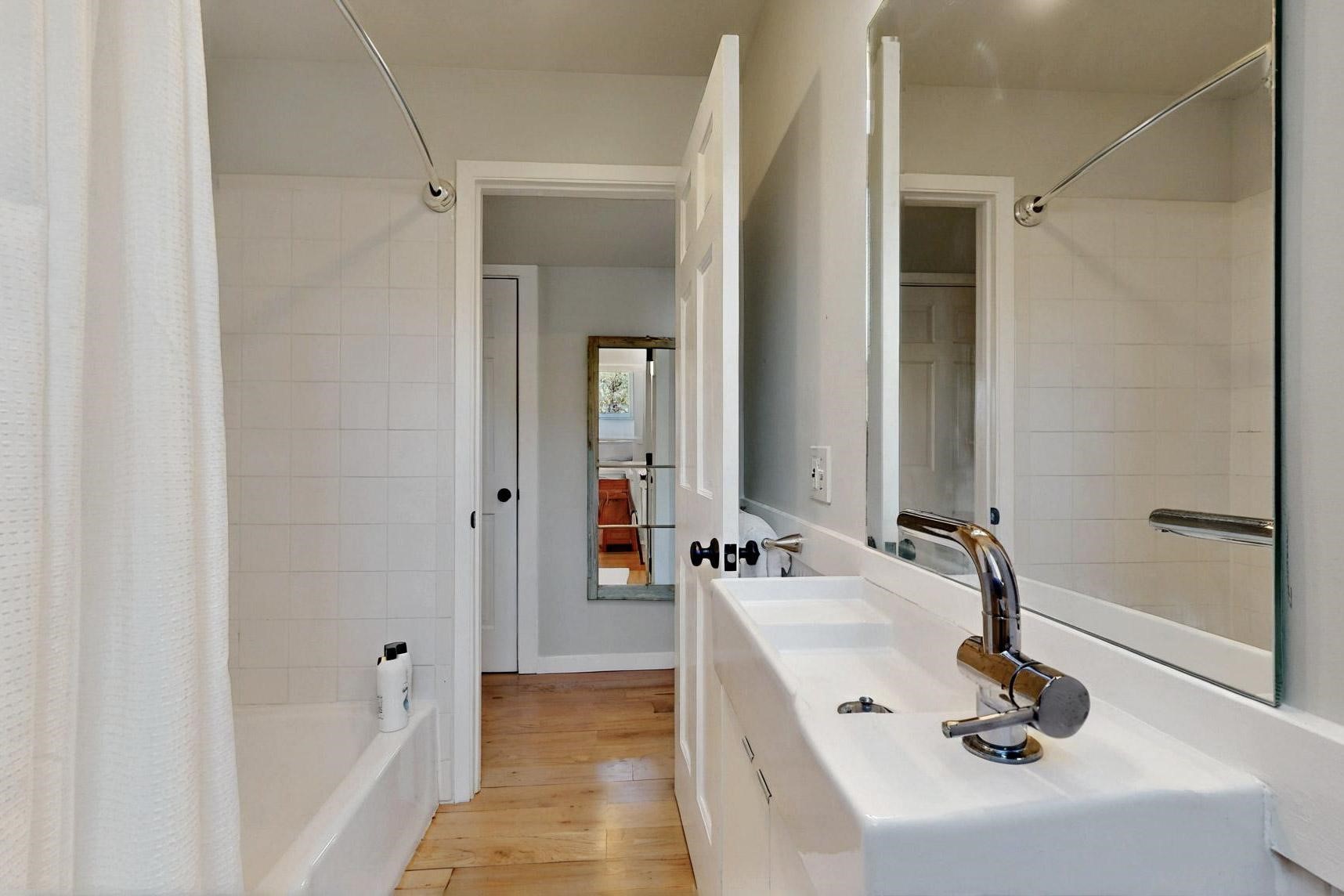 15 Toltec Road Santa Fe, NM 87505 - Photo 32 of 72 Guest bathroom