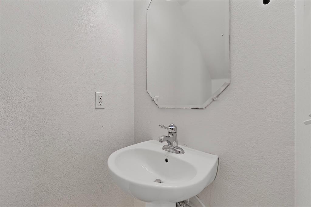 1607 Harborview Road Glenn Heights, TX 75154 - Photo 32 of 38 Gallery Image 32