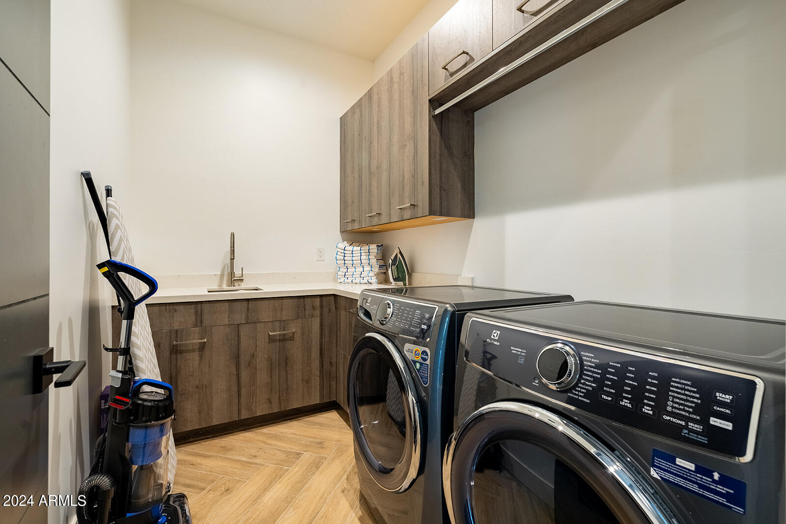 13696 North 88th Place Scottsdale, AZ 85260 - Photo 51 of 60 a utility room with dryer and washer