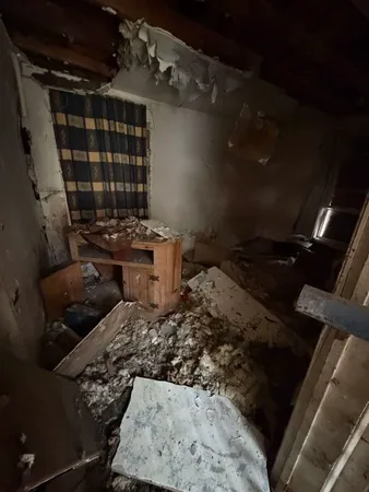 a black and white photo of a room