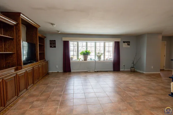 $329,500 | 2021 Morningside Drive, Emporia, KS 66801