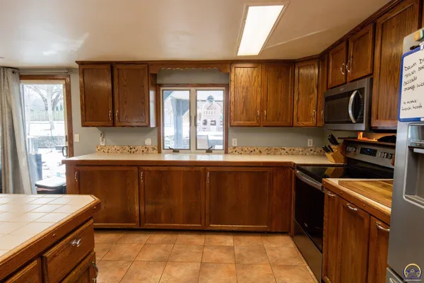 $329,500 | 2021 Morningside Drive, Emporia, KS 66801