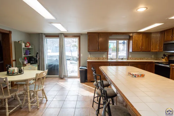 $329,500 | 2021 Morningside Drive, Emporia, KS 66801