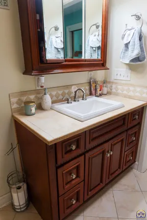 $329,500 | 2021 Morningside Drive, Emporia, KS 66801