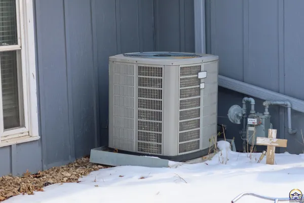 $329,500 | 2021 Morningside Drive, Emporia, KS 66801