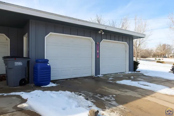 $329,500 | 2021 Morningside Drive, Emporia, KS 66801