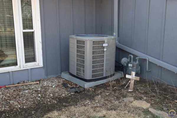 $329,500 | 2021 Morningside Drive, Emporia, KS 66801