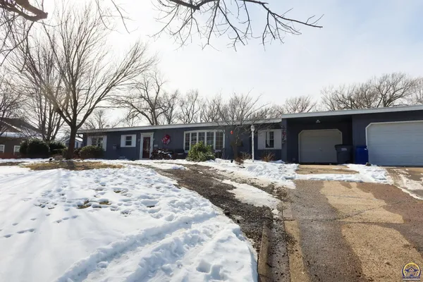 $329,500 | 2021 Morningside Drive, Emporia, KS 66801