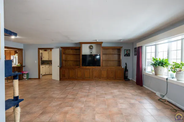 $329,500 | 2021 Morningside Drive, Emporia, KS 66801