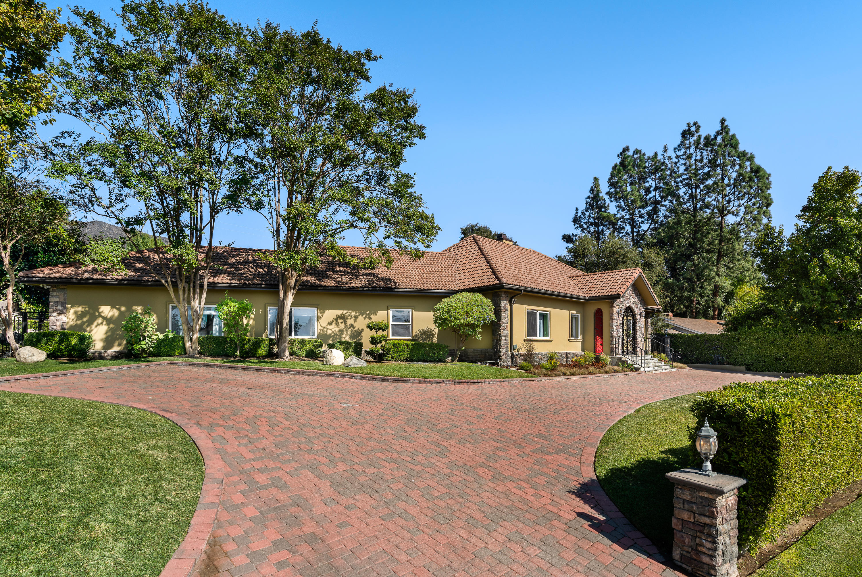 825 Chehalem Road La Canada Flintridge, CA 91011 - Photo 1 of 24 front view of a house with a yard