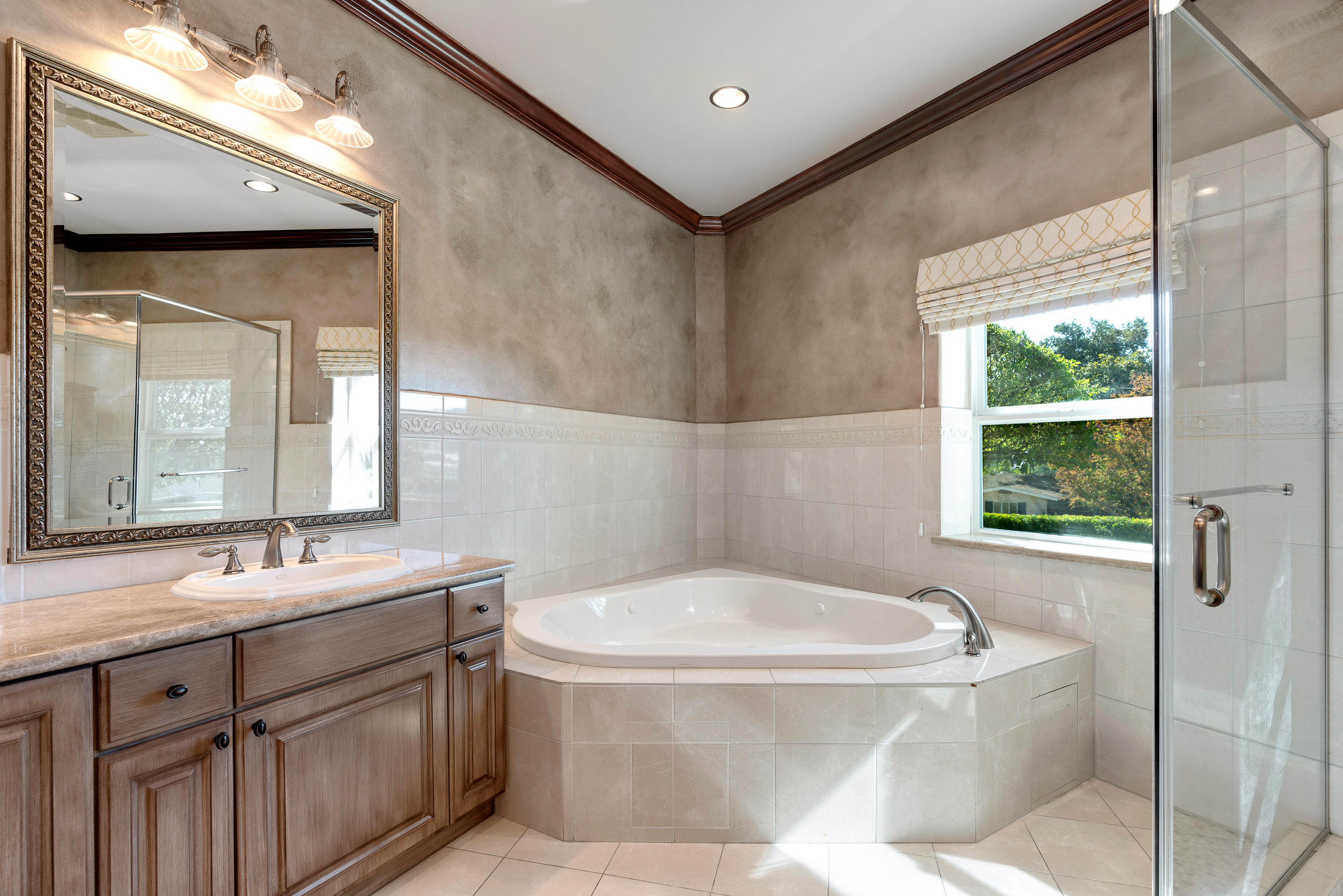 825 Chehalem Road La Canada Flintridge, CA 91011 - Photo 18 of 24 a bathroom with a bathtub and a sink