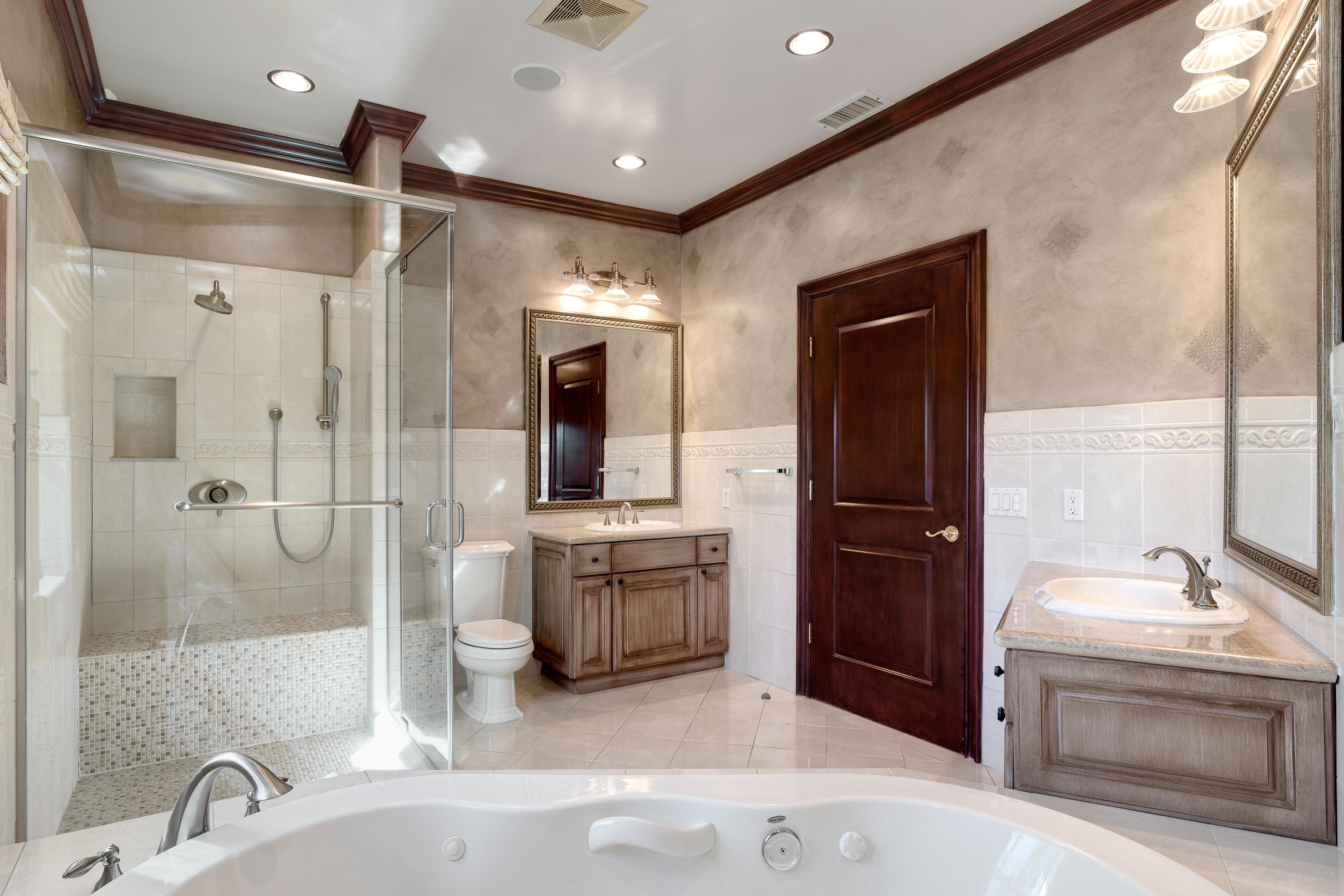 825 Chehalem Road La Canada Flintridge, CA 91011 - Photo 19 of 24 a bathroom with a tub sink shower and mirror