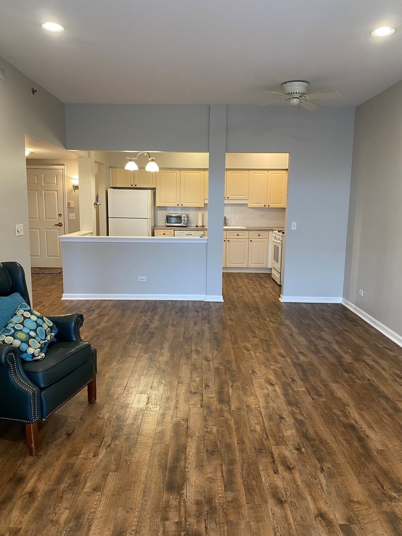 9220 East Prairie Road, Unit 401 Evanston, IL 60203 - Photo 3 of 10