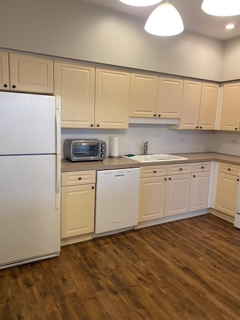 9220 East Prairie Road, Unit 401 Evanston, IL 60203 - Photo 5 of 10