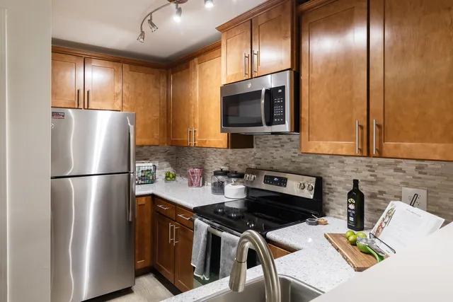 $2,434 | 1701 Buttonwood Circle, Unit 2825, Schaumburg, IL 60173