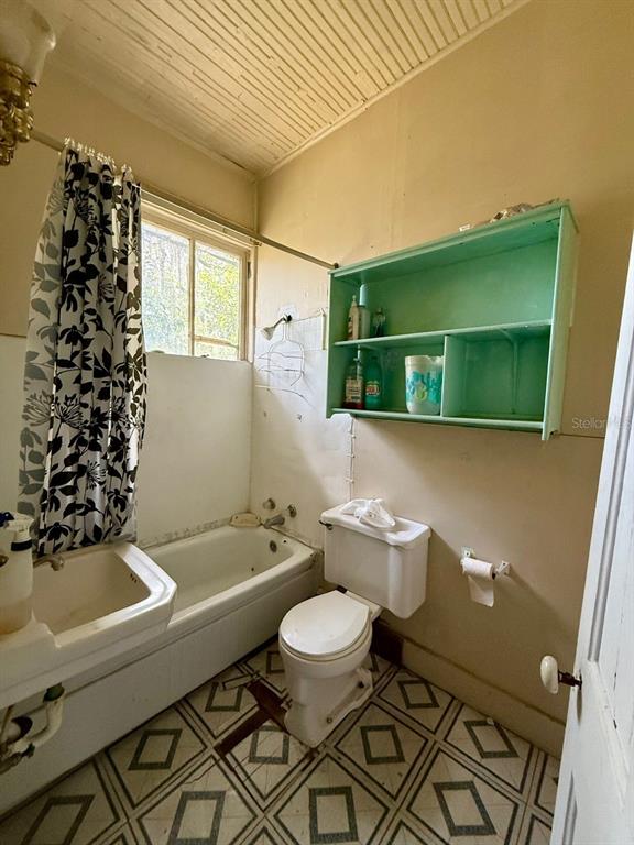 10010 Fort King Road Dade City, FL 33525 - Photo 14 of 36 a bathroom with a sink toilet a mirror and bathtub