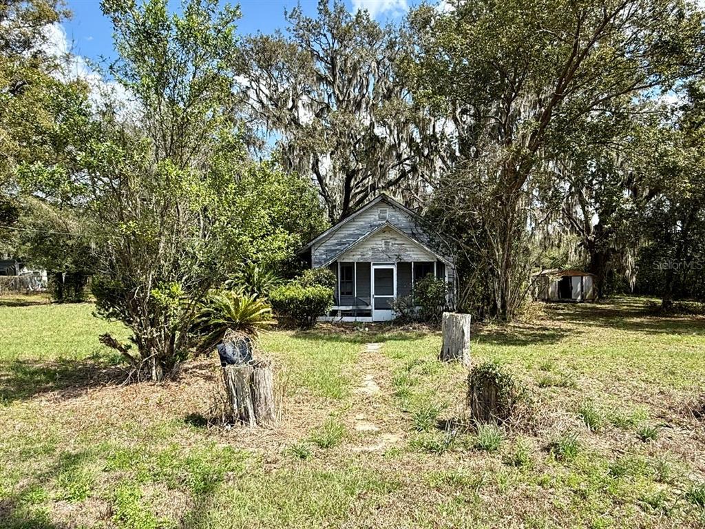10010 Fort King Road Dade City, FL 33525 - Photo 2 of 36 a front view of a house with a yard