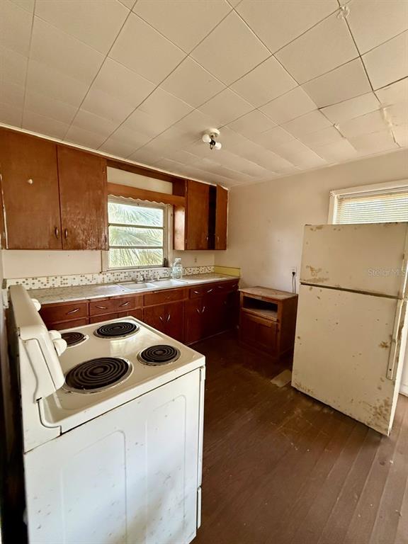 10010 Fort King Road Dade City, FL 33525 - Photo 8 of 36 a kitchen with a cabinets and white appliances