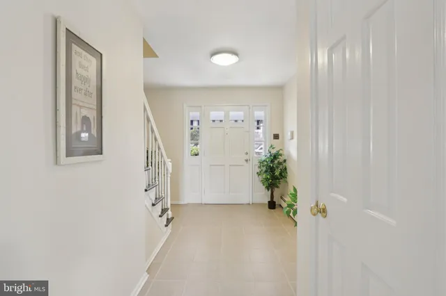 a view of entryway with livingroom