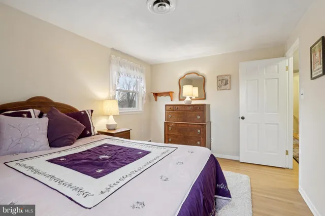 a view of entryway with a flower pot and a bookshelf