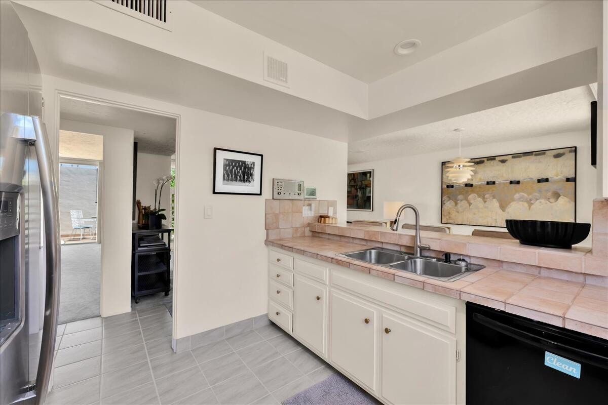 1859 Sandcliff Road Palm Springs, CA 92264 - Photo 12 of 37 Kitchen