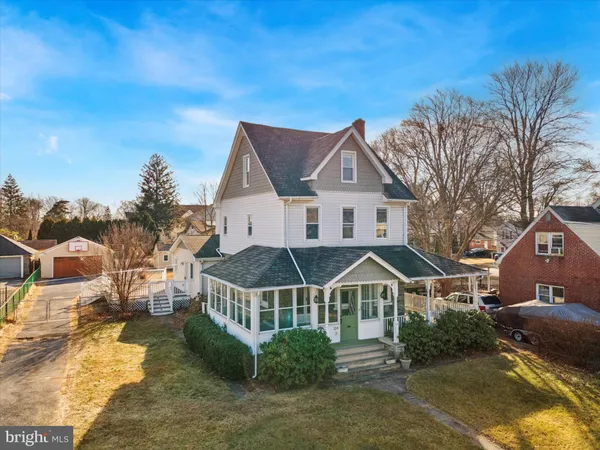a view of a yard in front of house