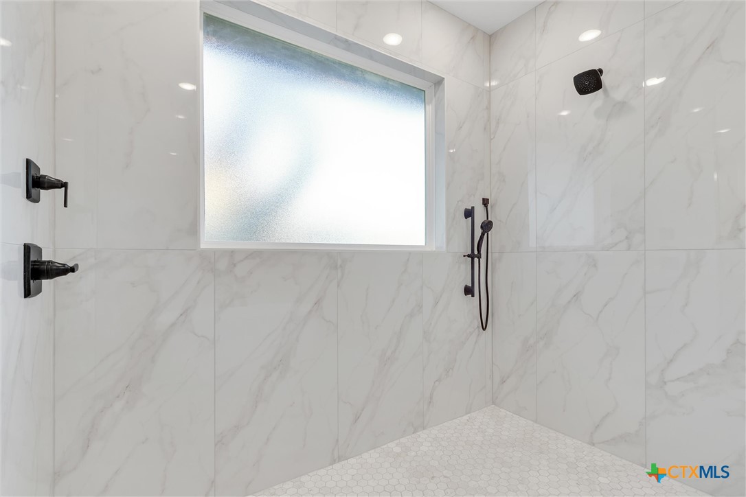7026 Troyan Lane Temple, TX 76502 - Photo 26 of 48 shower and tub room