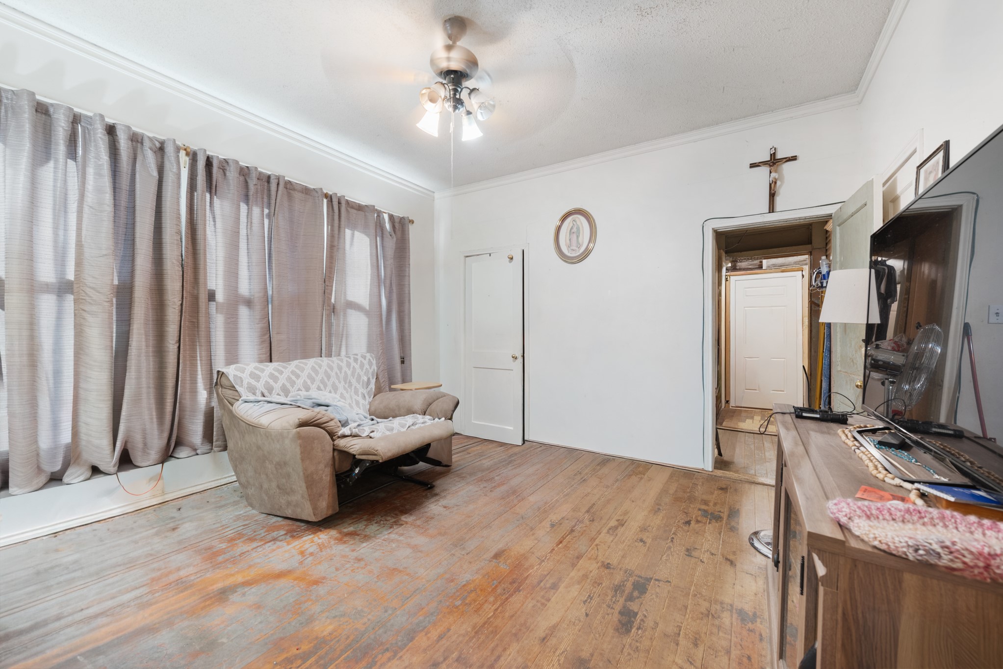 917 Trinity Street Lockhart, TX 78644 - Photo 6 of 13 a living room with furniture and a window